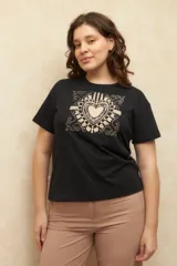 Remera de manga corta de algodón color beige con estampa frontal de corazón.