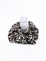 Crunchie de tela con estampado animal print en tonos marrón, negro y blanco.