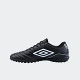 Championes de fútbol Umbro Classico III, color blanco con detalles en negro.