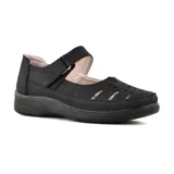 Zapato tipo sandalia cerrada color beige, con capellada calada y tira con velcro sobre el empeine.