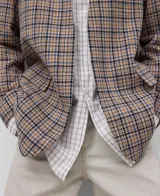 Blazer sastre de algodón con cuello de pico, manga larga con tres botones en el puño, bolsillo de vivo en el pecho y bolsillos de tapeta en el delantero.