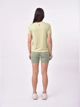 Remera blanca de mangas cortas y corte clásico.
