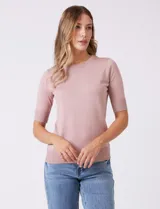 Buzo de punto fino color azul marino, con cuello redondo y mangas cortas.