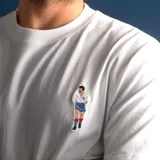 Remera blanca de algodón de alto gramaje con bordado en el pecho de un jugador de fútbol.