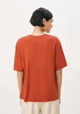 Remera color ladrillo con estampa de un velero y texto "Sunshine Sail Yatch Club".