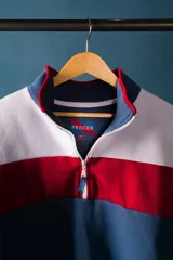 Buzo de felpa con medio cierre, diseño a bloques de color azul, blanco y rojo.