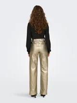 Pantalón dorado de twill con cintura alta y corte de pierna ancha. Cierre de botones y cremallera, con bolsillos delanteros y traseros, y pasadores para cinturón.