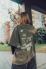 Remerón verde con estampa en la espalda con la frase "From Order To Disorder".