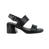 Sandalias negras con textura simil cuero de reptil, con dos tiras anchas sobre el empeine y pulsera con hebilla al tobillo. Taco cuadrado de altura media.