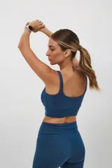 Top deportivo azul marino de corte simple con espalda cuadrada, corte ancho debajo del busto y padding desmontable.