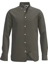 Camisa de vestir Tommy Hilfiger de corte regular, color verde oliva, con cuello abotonado, cierre con botones y logo bordado en el pecho. Confeccionada en algodón y elastano.