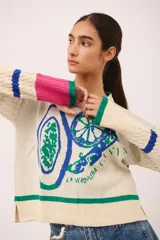 Sweater tejido en jacquard con diseño de frutas y verduras, mangas tejidas en ochos y puños con agujero para el dedo.