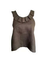 Musculosa marrón de lino con escote redondo y volado plisado. Sin mangas y espalda abierta.