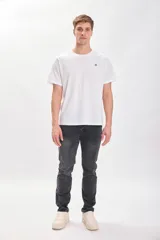 Pantalón de jean gris oscuro de corte clásico.