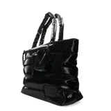 Bolso negro tipo shopper con diseño capitoneado y asa corta acolchada. Incluye un monedero colgante con cierre.