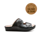Sandalia casual de cuero color negro, con dos tiras anchas sobre el empeine ajustables con hebillas metálicas plateadas.