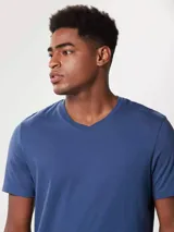 Camiseta gris oscuro de manga corta con cuello en V.