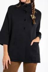 Cardigan negro de calce oversize, suave y liviano, con botones en la parte frontal y diseño fluido.