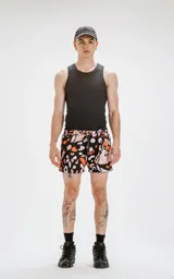 Short de baño de microfibra con estampado abstracto en tonos tierra, naranja, lila y blanco sobre fondo negro. Presenta cintura elástica con cordón ajustable y un bolsillo trasero con ojalillo.