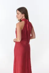 Vestido largo azul de lino, con cuello halter y volados en el ruedo.