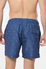 Short de baño azul con estampado de anclas blancas, cintura elástica con cordón ajustable, dos bolsillos laterales y suspensor de malla fina.