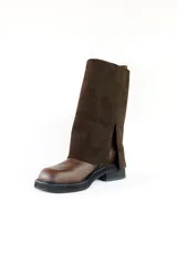 Bota negra de cuero con caña alta y detalle de cobertura de gamuza negra en la parte superior.