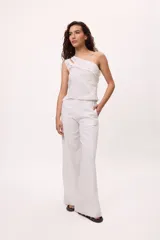 Pantalón recto color amarillo con rayas verticales blancas.