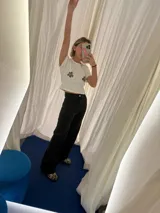 Pantalón de jean negro de corte wide leg.