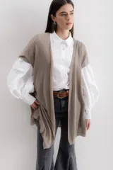 Saco abierto color crudo, de tejido de punto con lurex.