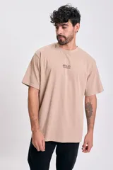 Remera manga corta color beige, corte oversize, con estampa frontal "BOLD GRAPHIC" en marrón.