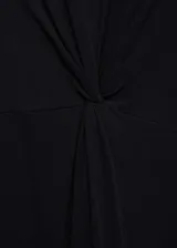 Vestido midi negro sin mangas, de corte recto y cuello redondo, con detalle drapeado en la cintura.