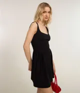 Vestido corto negro de viscosa con escote cuadrado, breteles anchos, cintura en V con pliegues y falda evasé.