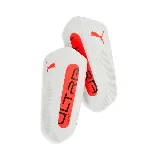 Canilleras de fútbol Puma Ultra Light Strap, color blanco con detalles en rojo.