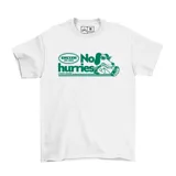 Remera blanca de algodón con estampa verde de un perro con gafas de sol y la frase "No Hurries".