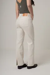 Jean de calce recto y tiro alto, color azul oscuro. Presenta costuras verticales en el frente.