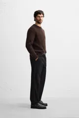 Pantalón negro de corte recto confeccionado en tejido de algodón.
