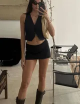 Minifalda negra ajustada al cuerpo.