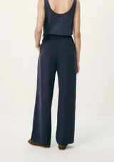 Pantalón negro de vestir, de corte recto y cintura alta.