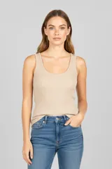 Musculosa color beige de tejido de punto acanalado, con breteles anchos y cuello redondo.