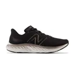 Zapatillas para correr de diseño negro y detalles en gris, ideales para running en rutas y caminos.