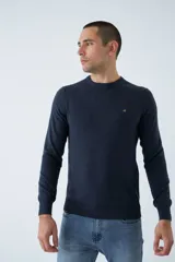 Sweater de algodón con cashmere color beige, de corte clásico, con cuello redondo a la base, puños y dobladillo acanalados y logo bordado en el pecho.