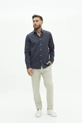 Camisa de manga larga color beige, de corte clásico y fit regular.