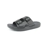 Sandalias tipo slide color gris con doble tira y hebillas ajustables negras.