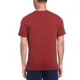 Remera de hombre de manga corta, color ladrillo, confeccionada en algodón suave y liviano. Presenta cuello redondo y bolsillo en el pecho con borde en chambray y logo bordado de pingüino.