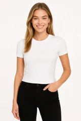 Remera blanca de algodón y elastano, de manga corta, corte ajustado y cuello alto.