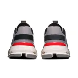 Championes urbanos On Running Cloudnova Form 2, color gris con detalles en blanco y rojo.