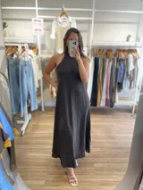 Vestido largo confeccionado en 100% lino, con cuello halter y silueta fluida en color beige.