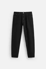 Pantalón de jean negro, corte slim fit tapered, con cinco bolsillos, efecto lavado y cierre frontal con cremallera y botón.