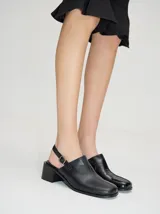 Zuecos clásicos color beige, hechos 100% en cuero vacuno wax y charol, con taco de madera de 5cm de altura y correa trasera ajustable.