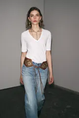 Camiseta color beige de lino con cuello en V y mangas cortas.